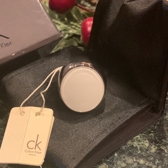 CALVIN KLEIN fashion ring white oval stone silver toned metal heavy jewelry new - Picture 5 of 9